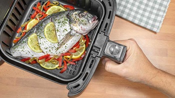 Peixe preparado para cozinhar na air fryer